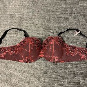 La Vie en Rose Lace Bra with Removable Straps (Size 42 DD)